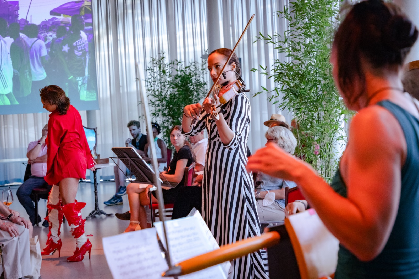 LauLukkarila_LenaFankhauser_salonsouterrain_love_digupproductions_impulstanz2022(c)SvetlanaGazic